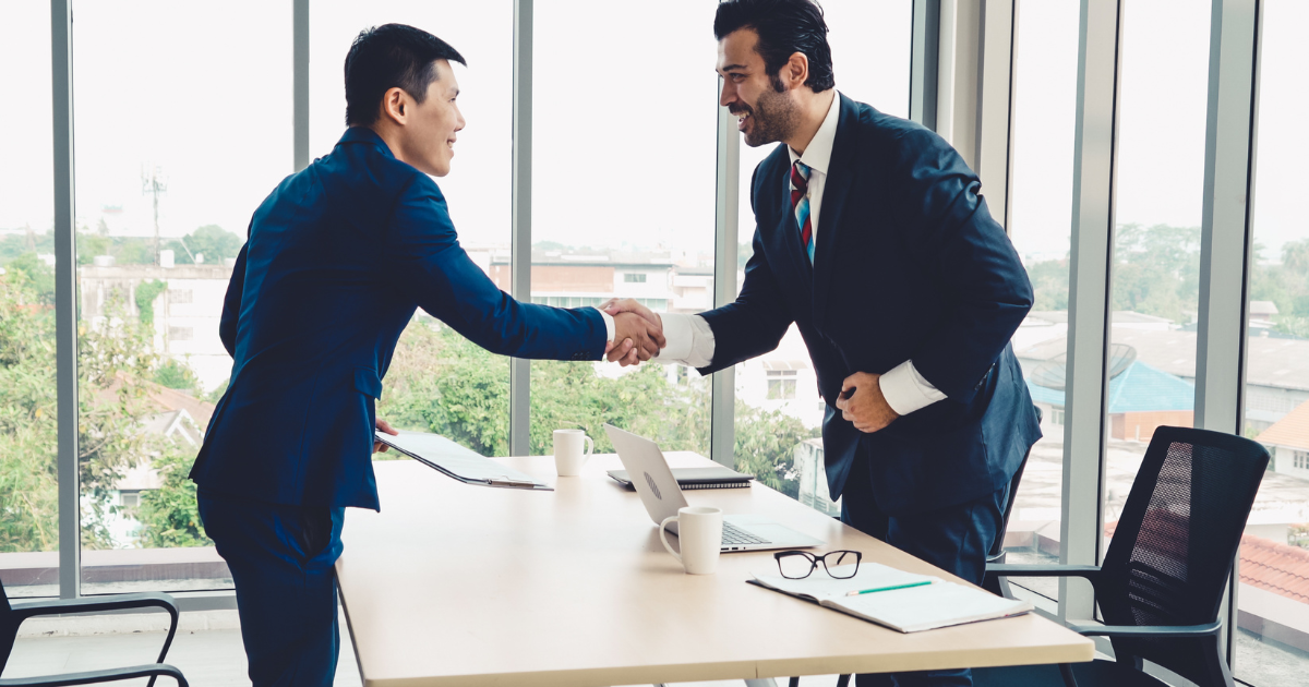 Job seeker and recruiter shaking hands before the interview.